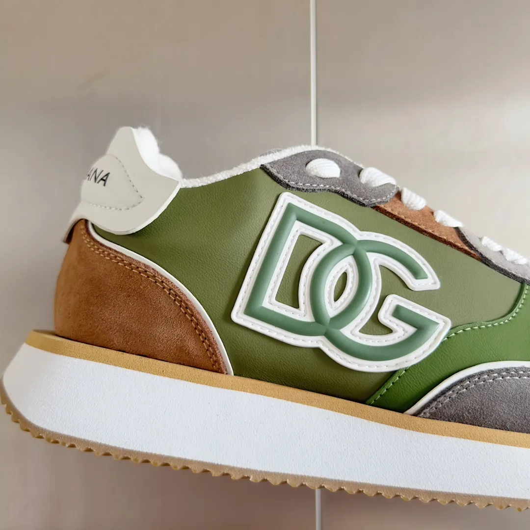 Factory price: 458💰D&G's latest Cushion series casual sports shoes, dad shoes, running shoes, original purchase and development, production, handmade, but always looking to the future. The new Cushion sneakers feature a two-tone suede upper accented by a mesh contrasting printed DG cross logo on the side. The lightweight, grippy rubber outsole adopts an innovative design to provide excellent performance, and the jacquard label adds timeless style. Exquisite packaging at the delivery counter🛍📦 ▪️ Fabric: Original custom-made first-layer cowhide ▪️ Lining: Original custom-made breathable towel lining ▪️ Sole: Original open-molded rubber material ▪️ Bottom thickness: 3.5CM ▪️ Size: Men's 38-45